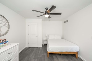 5 bedrooms, individually decorated, individually furnished, bed sheets - Lark Meadow Retreat Sleeps 10! (Mason)