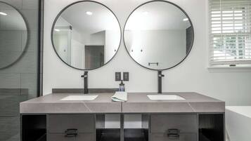 Rumah, Beberapa Tempat Tidur, patio, pemandangan kebun (Lark Meadow Retreat) | Kamar mandi | Handuk