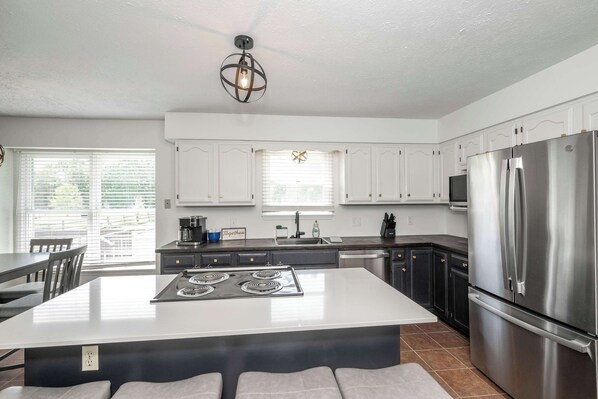 House, Multiple Beds, Patio, Garden View (Lark Meadow Retreat) | Private kitchen | Fridge, microwave, oven, stovetop