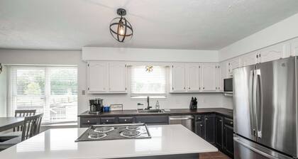 Lark Meadow Retreat Sleeps 10!
