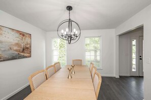 Hus - flera sängar - uteplats - utsikt mot trädgården (Lark Meadow Retreat) | Restauranger