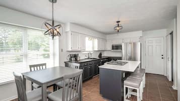 House, Multiple Beds, Patio, Garden View (Lark Meadow Retreat) | Private kitchen