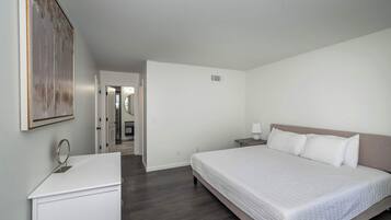 House, Multiple Beds, Patio, Garden View (Lark Meadow Retreat) | 5 bedrooms, individually decorated, individually furnished, bed sheets