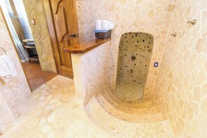 Een douche, handdoeken