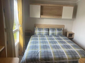 2 bedrooms, iron/ironing board, free WiFi, bed sheets - 2 Bed-sleeps 6-patio-parking-pet Friendly (Eyemouth)