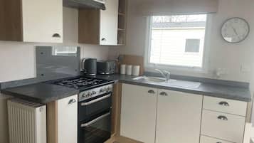 Cabin | Private kitchen | Fridge, microwave, oven, stovetop