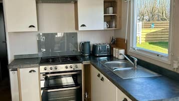 Cabin | Private kitchen | Fridge, microwave, oven, stovetop