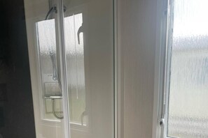 Ferienhütte | Badezimmer | Dusche, Haartrockner