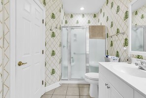 Dusche, Haartrockner, Handtücher, Seife