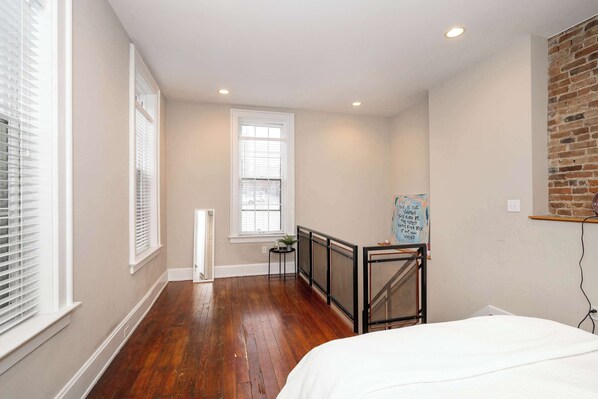 Studio, 1 Queen Bed with Sofa bed, Kitchen (Loft Life Pendleton 2) | 1 bedroom, free WiFi