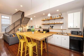 Studio, 1 Queen Bed with Sofa bed, Kitchen (Loft Life Pendleton 2) | Interior
