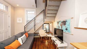 Studio, 1 Tempat Tidur Queen dengan tempat tidur Sofa, dapur (Loft Life Pendleton 2) | Area keluarga | TV