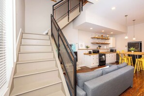 Studio, 1 grand lit et 1 canapé-lit, cuisine (Loft Life Pendleton 2) | Coin séjour | Télévision