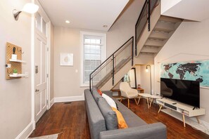 Studio, 1 queensize bed met slaapbank, keuken (Loft Life Pendleton 2) | Woonruimte | Televisie