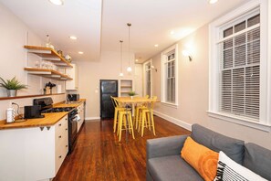 Studio, 1 Queen Bed with Sofa bed, Kitchen (Loft Life Pendleton 2) | Interior