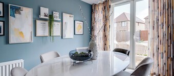 Stylish 4-BR House - free parking & nice garden