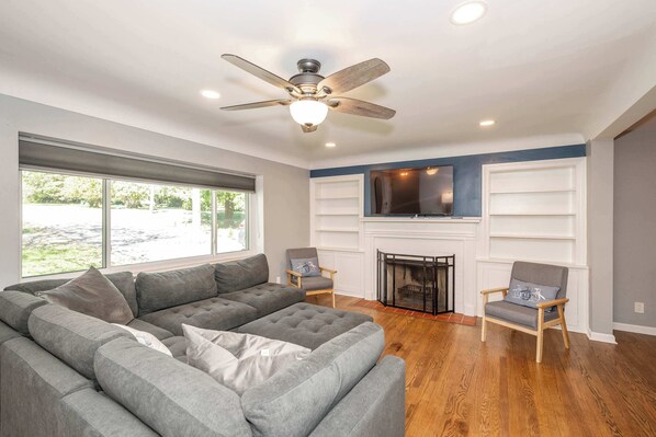 Ferienhaus, Mehrere Betten, Terrasse, Gartenblick (Love ‘n Life Haven) | Wohnbereich | Fernseher