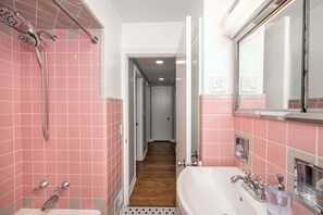 Maison, plusieurs lits, patio, vue jardin (Love ‘n Life Haven) | Salle de bain