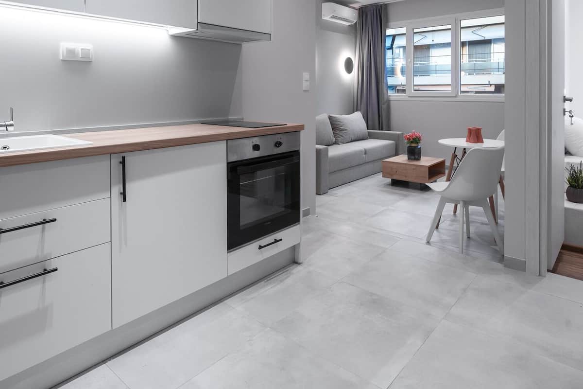 Appartement | Privékeuken | Een koelkast met diepvriezer, een microgolfoven, een oven, een kookplaat