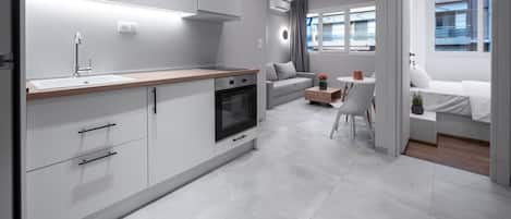 Apartamento | Cocina privada | Frigorífico grande, microondas, horno y placa de cocina