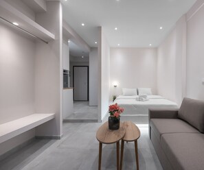 Estudi | Cortines opaques, planxa i posts de planxar, bressols i wifi gratuïta 