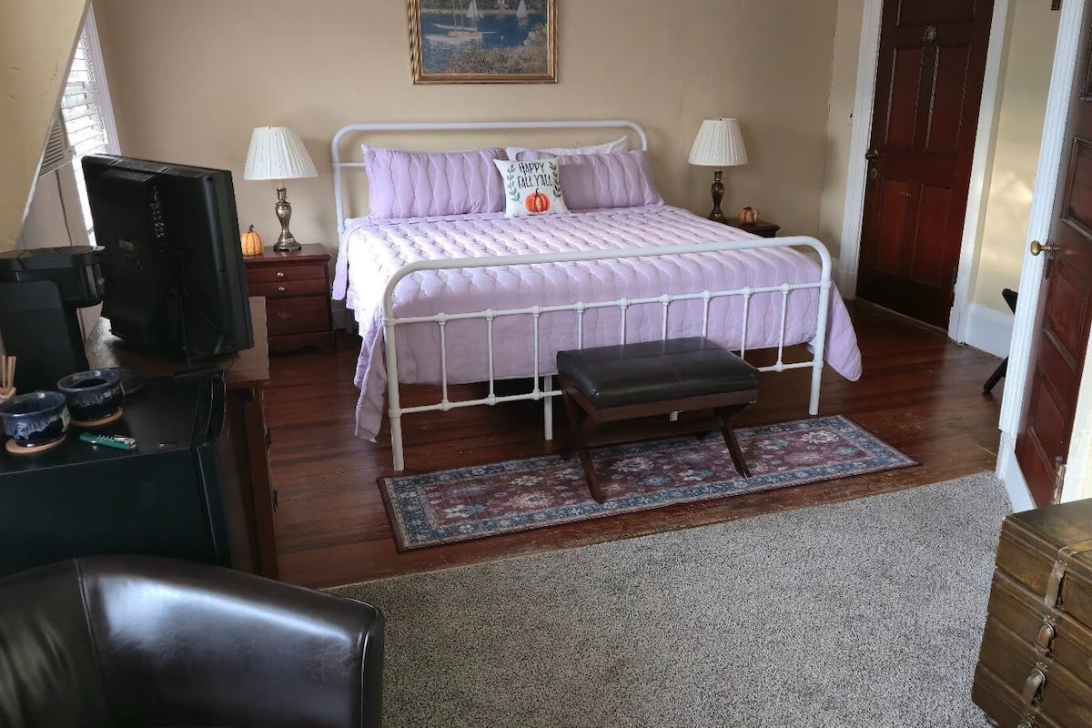 Standard Single Room, Mountain View | Hypo-allergenic bedding, individually decorated, individually furnished