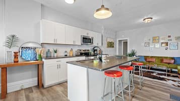 Căn hộ, nhiều giường, bếp, quang cảnh vườn (Merion Village Residences 1164) | Bếp riêng | Tủ lạnh, lò vi sóng, lò nướng, bếp nấu