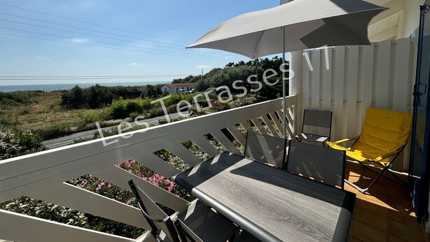 A balcony with a view of the sea, a yellow chair, and a grey umbrella. - Apartment with Sea View Oléron LesTerrasses17 - 28 (Saint-Pierre-d'Oléron)