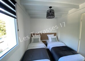 2 عدّة غرف نوم ومكواة/لوح كي وسرير سفر وواي فاي