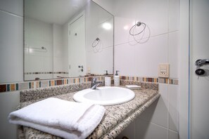 Villa | Bathroom | Shower, hair dryer, towels, toilet paper - Bz79 Casa Piscina e Sauna 180m da Praia (Buzios)