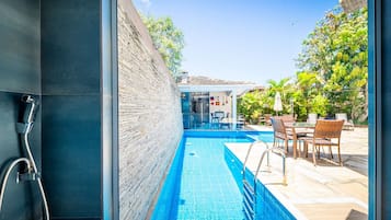 Casa luxo, 5 quartos, piscina particular | Piscina | Piscina externa, guarda-sóis, espreguiçadeiras