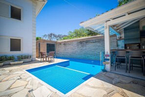 Villa | Pool | Outdoor pool, pool umbrellas, sun loungers - Bz79 Casa Piscina e Sauna 180m da Praia (Buzios)