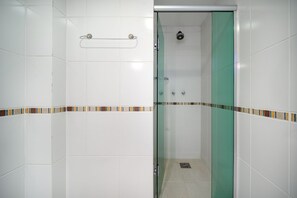 Villa | Bathroom | Shower, hair dryer, towels, toilet paper - Bz79 Casa Piscina e Sauna 180m da Praia (Buzios)