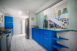 Deluxe House, 5 Bedrooms, Private Pool | Private kitchen | Fridge, microwave, oven, stovetop