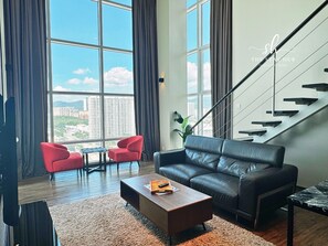 Loft Deluxe, 2 camere da letto, non fumatori, vista mare | Area soggiorno | TV LED 30 pollici con canali digitali