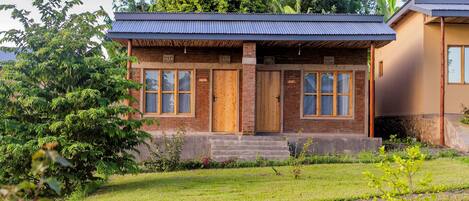 Vista frontal de la propiedad