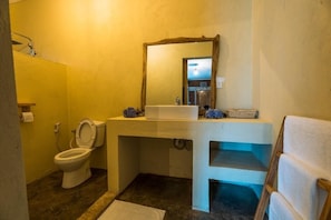 Free toiletries, towels, soap, shampoo - Rafiki Retreat (Arusha)