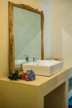 Deluxe Double Room, Mountain View | Bathroom | Free toiletries, towels, soap, shampoo - Rafiki Retreat (Arusha)