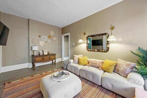 アパートメント ベッド (複数台) パティオ ガーデンビュー (Merion Village Residences 1164.5) | リビング エリア | 42 インチの薄型テレビ (デジタル放送視聴可)