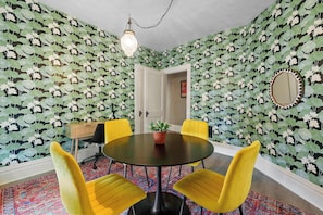Lejlighed - flere senge - terrasse - udsigt til have (Merion Village Residences 1164.5) | Spiseområde