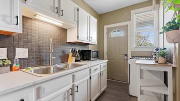 Apartemen, Beberapa Tempat Tidur, patio, pemandangan kebun (Merion Village Residences 1164.5) | Dapur pribadi | Lemari es, microwave, oven, dan kompor