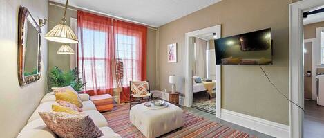 Departamento, varias camas, patio, vista al jardín (Merion Village Residences 1164.5) | Área de sala de estar | Televisión de pantalla plana de 42 pulgadas con canales digitales