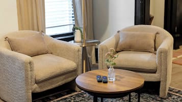 Appartement, Meerdere bedden, terras, uitzicht op tuin (Merion Village Residences 1166) | Interieur