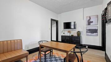 Apartment, Mehrere Betten, Terrasse, Gartenblick (Merion Village Residences 1166) | Speisen