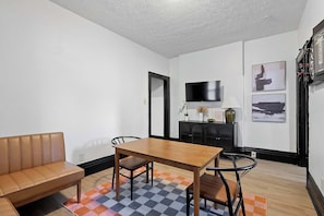 Lejlighed - flere senge - terrasse - udsigt til have (Merion Village Residences 1166) | Spiseområde