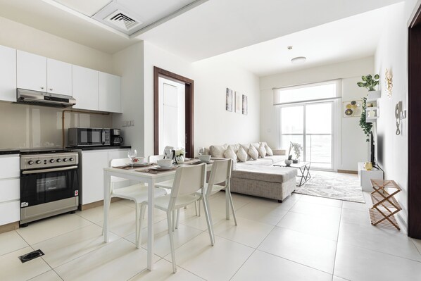 Family Apartment, 2 Bedrooms, Non Smoking | Private kitchen | Full-size fridge, microwave, oven, stovetop - SIMPLY COMFORT Binghatti Gateway Family 2BR with Balcony, Close to Dubai Mall & Burj Khalifa (Dubai)