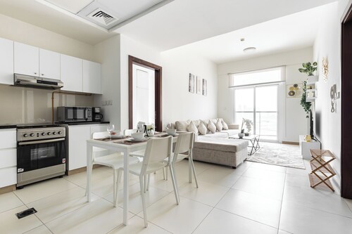 SIMPLY COMFORT Binghatti Gateway Family 2BR with Balcony, Close to Dubai Mall & Burj Khalifa