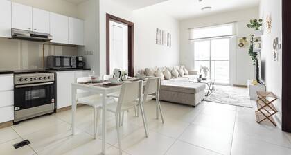 SIMPLY COMFORT Binghatti Gateway Family 2BR with Balcony, Close to Dubai Mall & Burj Khalifa