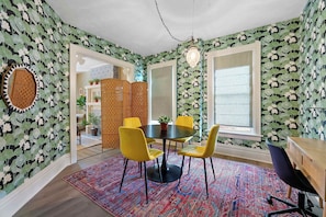 Ferienhaus, Mehrere Betten, Terrasse, Gartenblick (Merion Village Residences Suites) | Speisen
