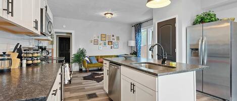 單棟房屋, 多張床, 露台, 花園景 (Merion Village Residences Suites) | 私人廚房 | 雪櫃、微波爐、焗爐、爐具